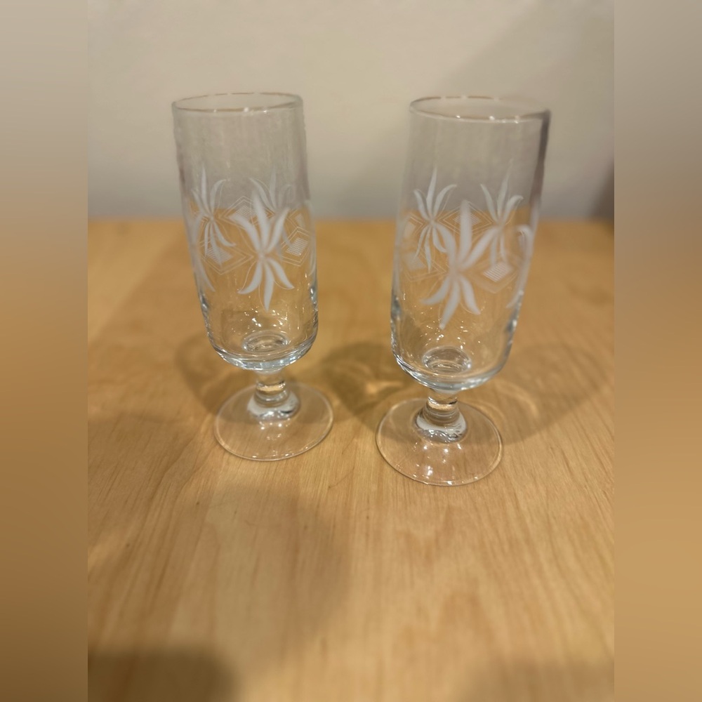 Vintage Glads Stemware with White Star Accents - Picture 2 of 5